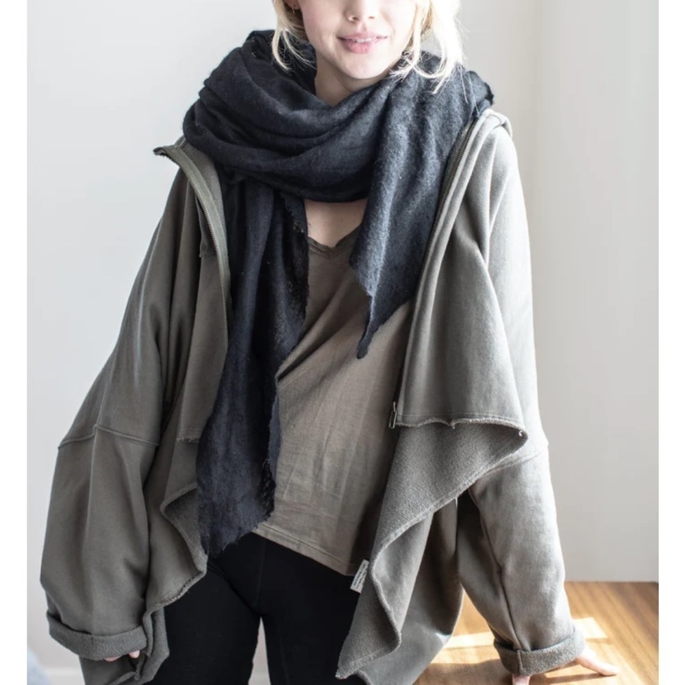 WE-AR Caja Zip hoodie in the color olive green / cypress one size